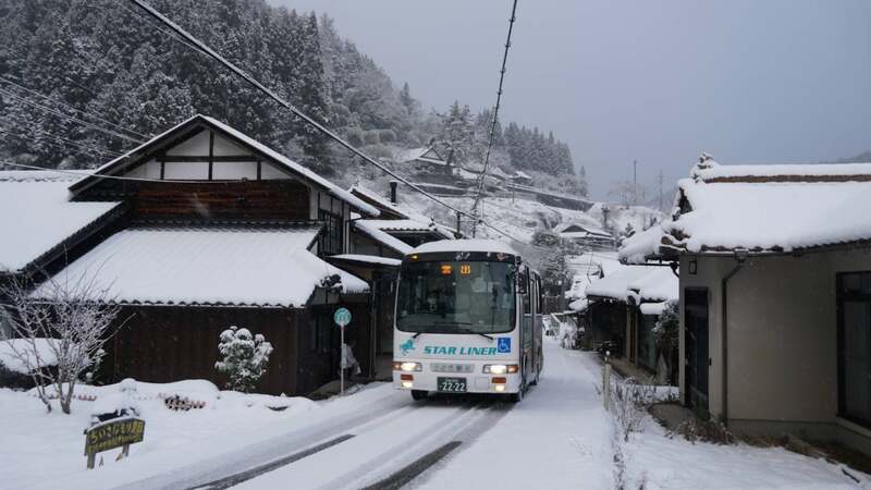 雪の中を走る湯来地区路線バス