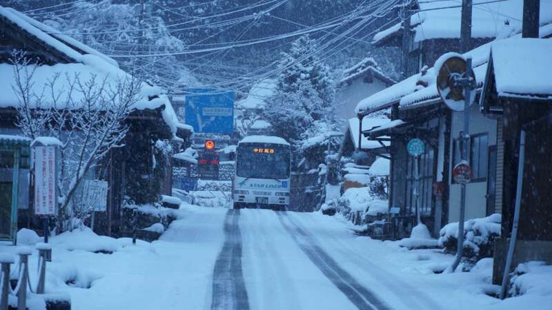 雪の中を走る湯来地区路線バス