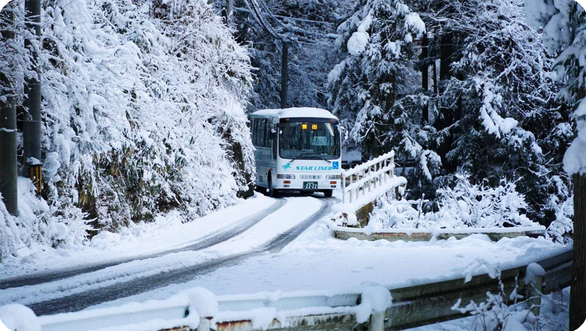 雪道を走る湯来地区路線バス